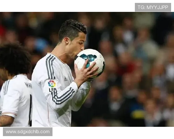 足球明星出场时的独特站姿解析与背后故事揭秘