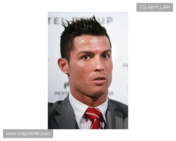 C罗发型大揭秘:从经典到潮流的足球明星造型演变之路 C罗发型大揭秘:从经典到潮流的足球明星造型演变之路