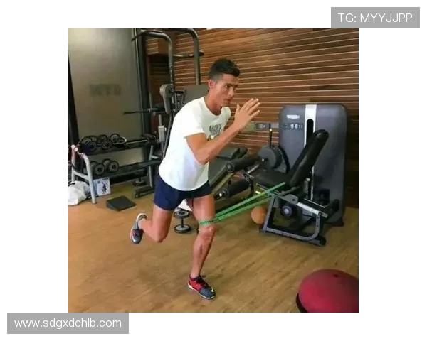 国外足球明星展现肌肉魅力的精彩瞬间与健身秘诀揭秘